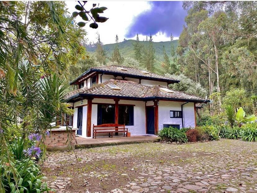 Bed and Breakfast Hacienda San Juan De La Vega Отавало Экстерьер фото